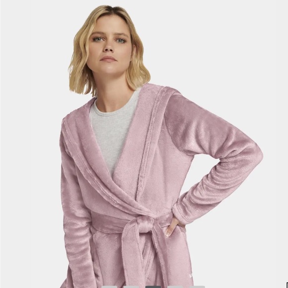 NWT UGG Plush long sleeve robe with belt in Dusk which is a light pink color - Picture 5 of 13